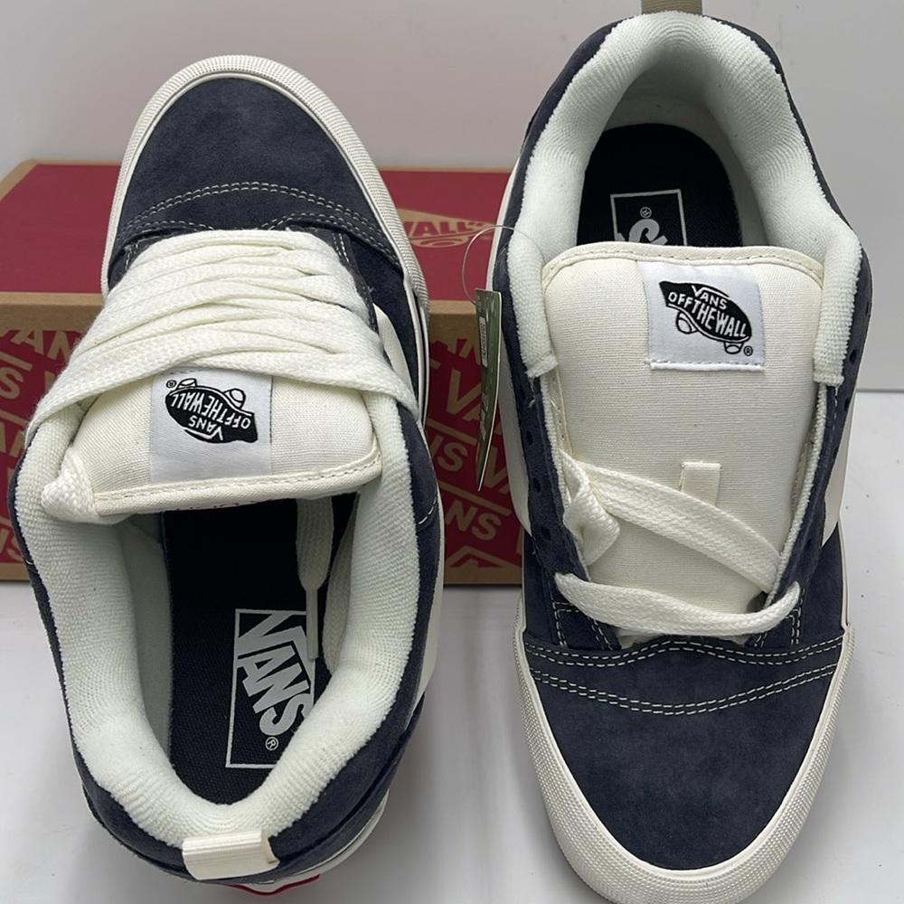 Vans WMNS Gray and White Sneakers Knu Skool
Pig Suede Gray
VN000CS0BGF - Picture 13 of 16
